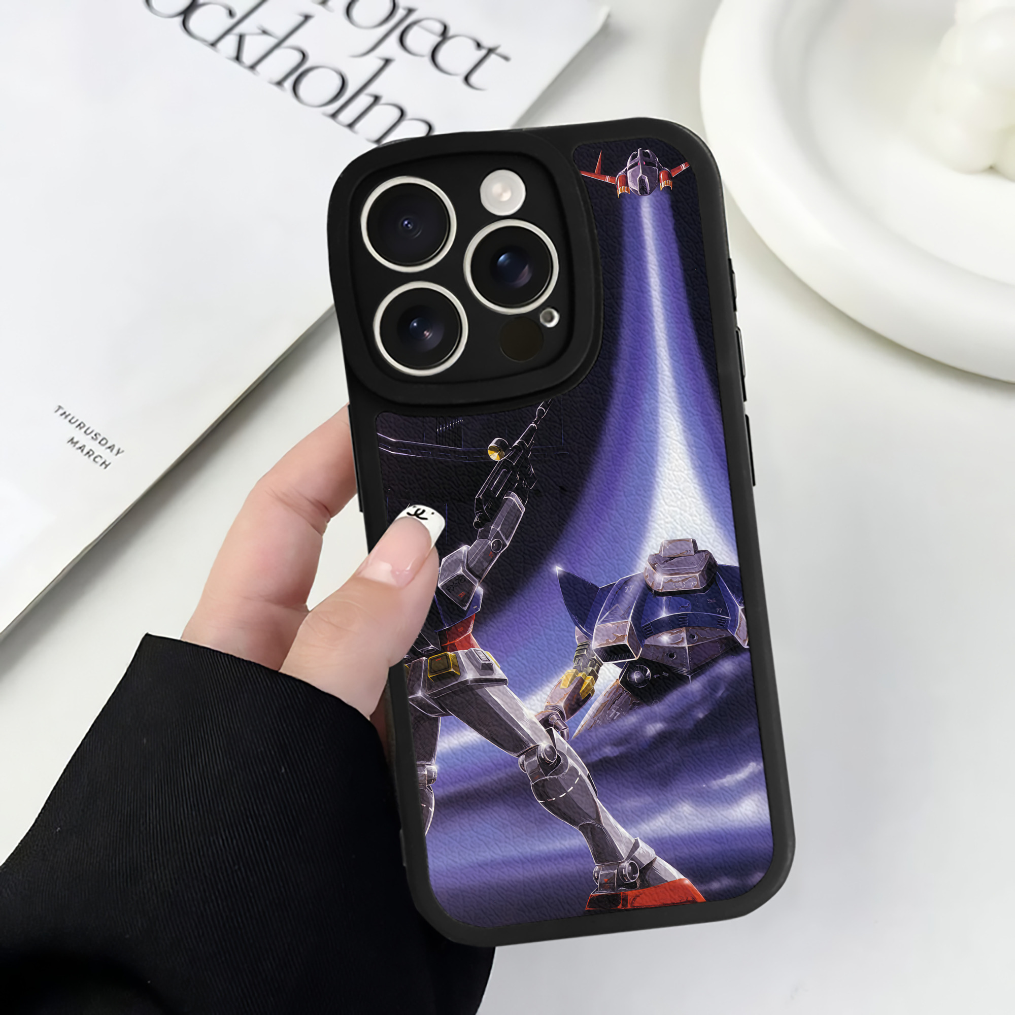 （画像用） 機動戦士ガンダム Mobile Suit Gundam 【iPhone 16シリーズ対応】シリコンスマホケース（レザー調） 材質：シリコン